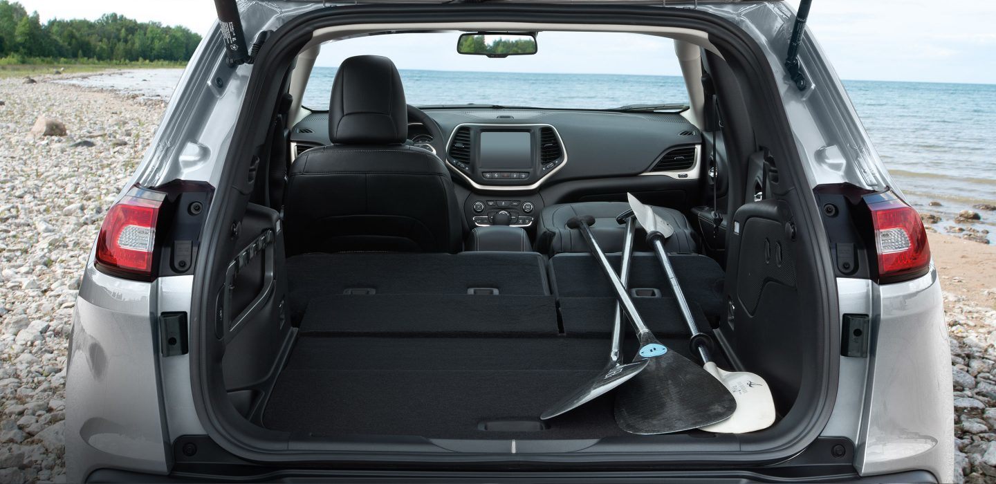2018 Jeep Cherokee Latitude Front Interior Seating and Dashboard